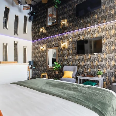 Helioamour Renovated With Terrace In Heliopolis Naturist Village 아파트